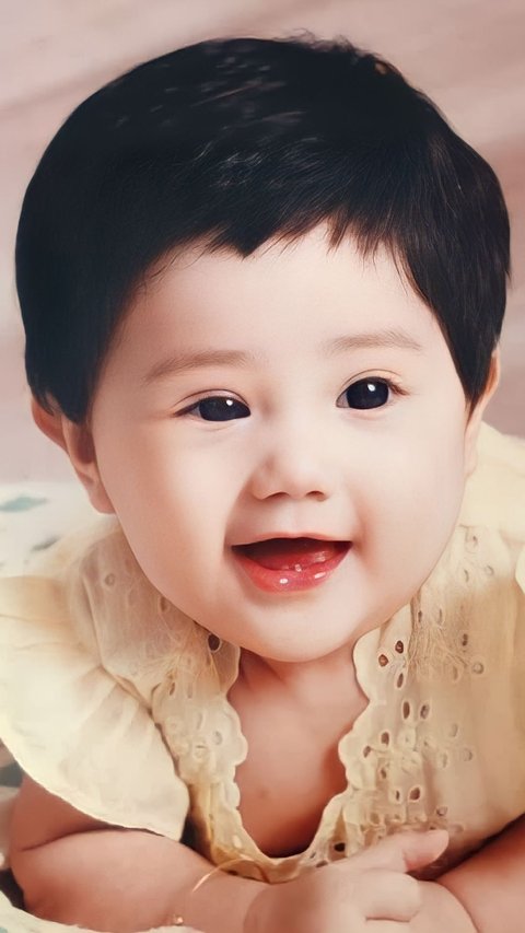 This Adorable Baby Grows Up to Become a Famous Actress, Now Chooses to be an Office Worker, Can You Guess?