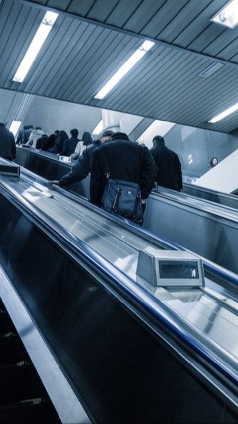 Walking on Escalators Now Banned in Nagoya
