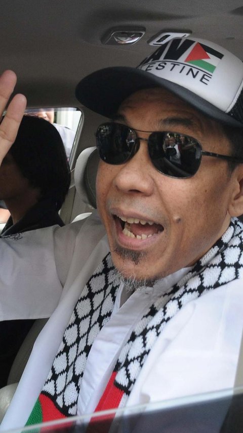 FOTO: Momen Munarman Bebas dari Penjara, Ekspresi Wajahnya Tebar Senyuman saat Keluar Lapas Salemba