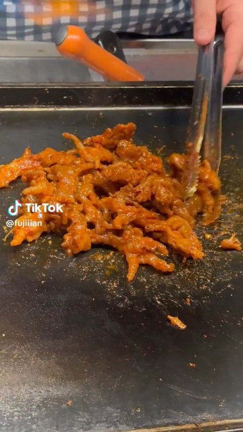 Netizen: Tanggung Jawab Bikin Laper, 8 Foto Fuji Saat Kulineran Street Food di Korea