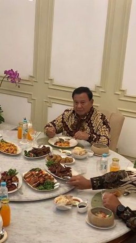 VIDEO: Prabowo Beri Jempol, Ganjar & Anies Full Senyum Makan Bareng Jokowi di Istana