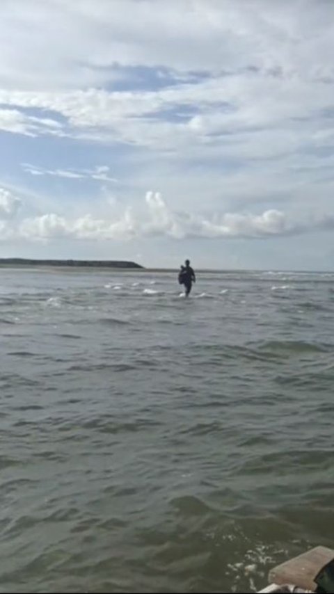 Viral Video Orang Berjalan di Atas Laut Aceh, Dijemput Naik Boat, Ditonton 6 Juta Kali, Cek Faktanya!