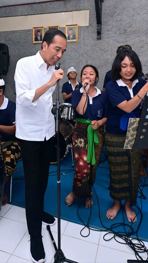 Potret Keseruan Jokowi Nyanyi Lagu Slank 'Ku Tak Bisa' di SMKN 3 Sukawati Bali