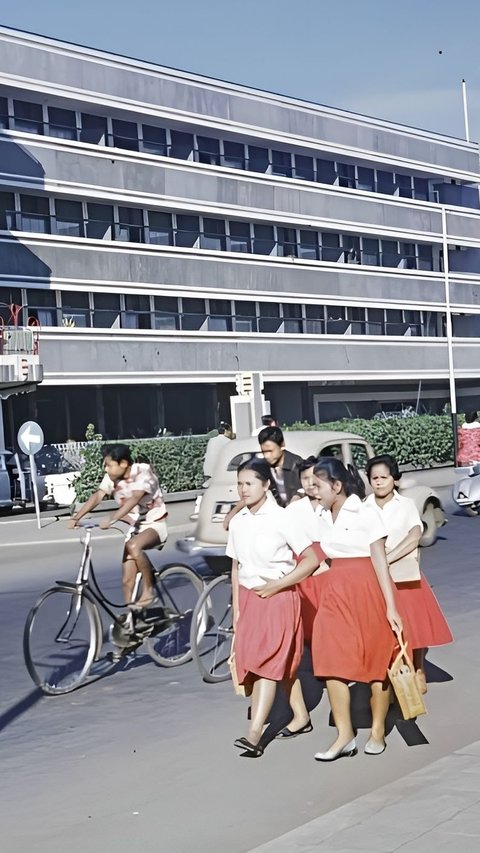 Viral Foto Jadul di Bandung Tahun 1970, Netizen Salfok dengan Potret Siswa di Pinggir Jalan, Seragam SD Wajah Mahasiswa