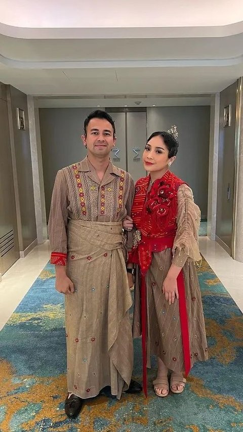 Momen Salting Nagita Slavina Dipangku Raffi Ahmad saat Nebeng Mobil Ayu Dewi, Bikin Senyum-Senyum