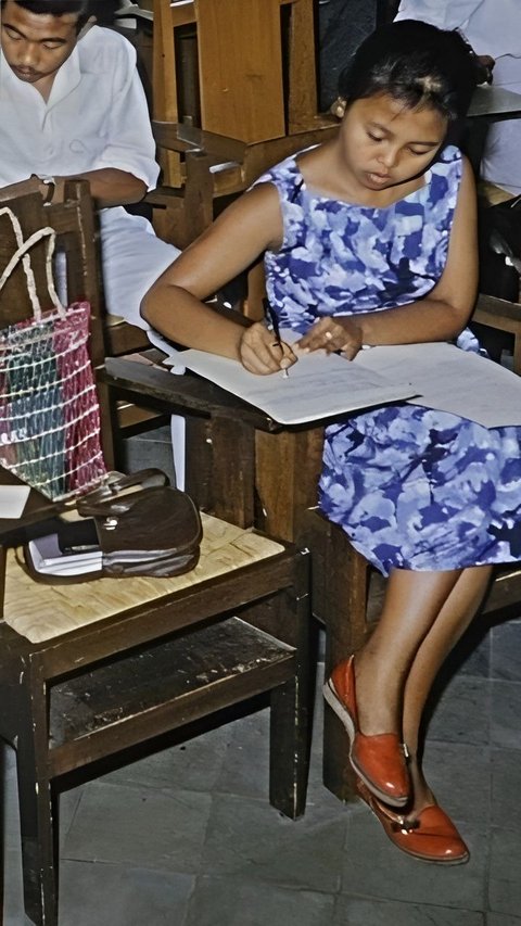 Potret Lawas Suasana Ujian Mahasiswa UGM Tahun 1960-an, Potret Kursi Kayu Jati Bikin Nostalgia, Alumni Kampus Biru Pasti Relate