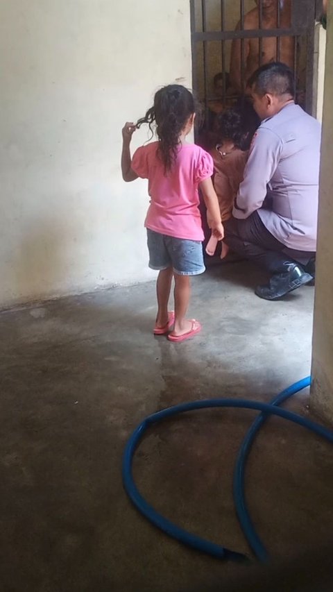 Really Touching, Police Carry a Prisoner's Child to Meet His Father Behind Bars