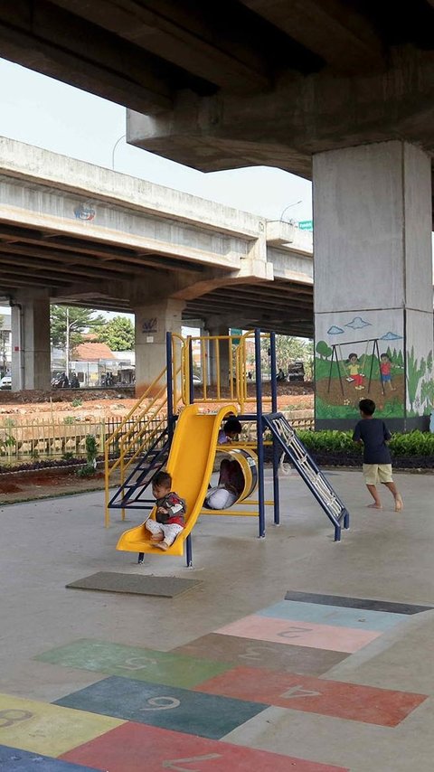 FOTO: Ramah Anak, Begini Penampakan Kolong Tol Becakayu Disulap Jadi Taman Bermain