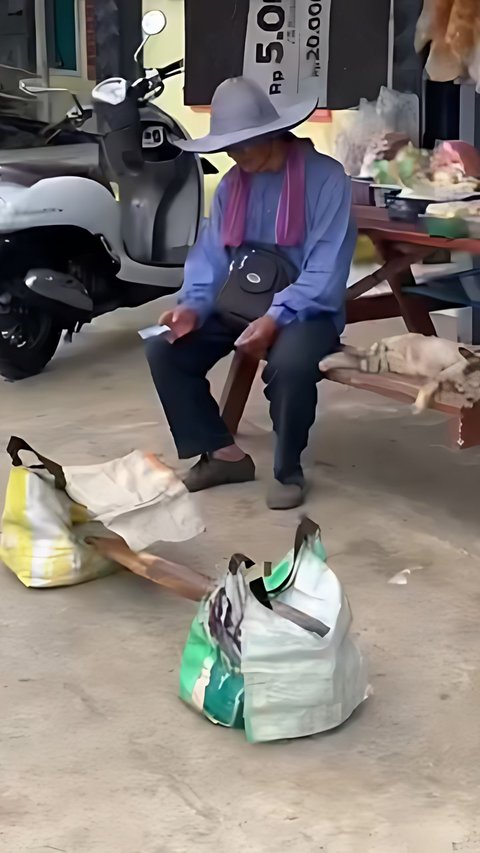 Grandfather Selling Palm Sugar Cheated, Can Only Gaze Sadly After Knowing Paid with Toy Money