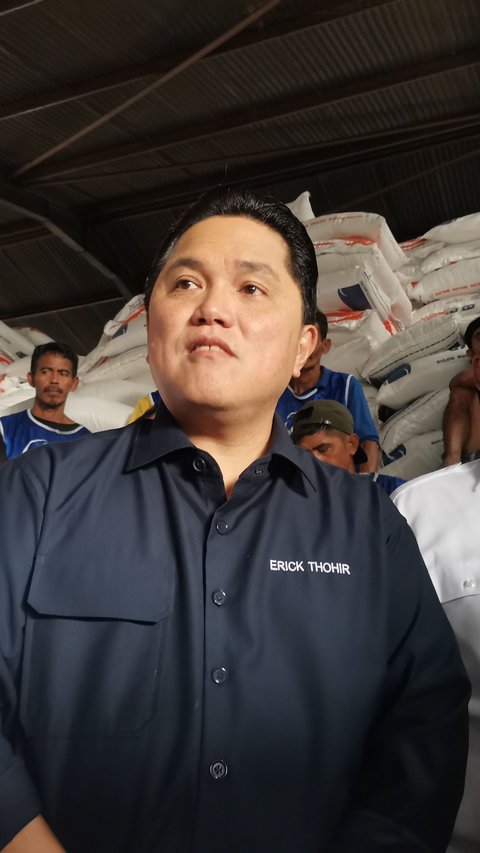 Momen Erick Thohir Ajak Nobar Bola Kuli Panggul saat Sidak Beras di Pasar Induk Cipinang