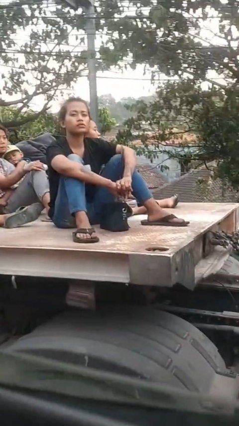 The Moment of Mothers Hitching a Ride on a Truck While Carrying a Baby, Making Those Who See It Nervous