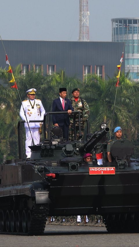 Gagahnya Jokowi Didampingi Panglima Yudo Naik Tank Korps Marinir Cek Prajurit di HUT TNI