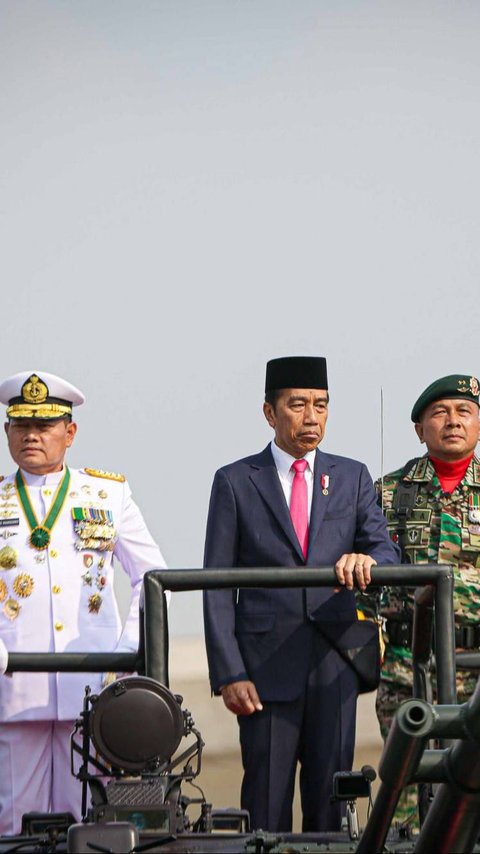 VIDEO: Jokowi Didampingi Panglima Yudo Berkeliling Naik Tank Cek Pasukan di HUT ke-78 TNI