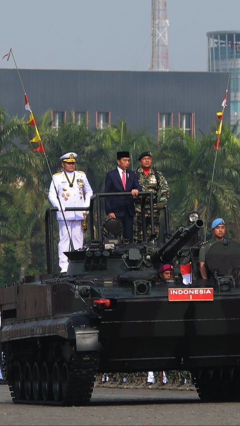 Portrait of Jokowi Riding an Amphibious Tank at the 78th TNI Anniversary Ceremony