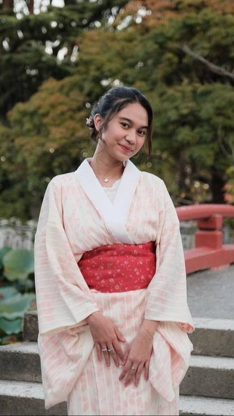 Potret Azizah Salsha yang Menyihir dengan Kecantikan Saat Mengenakan Kimono ala Warga Lokal Jepang