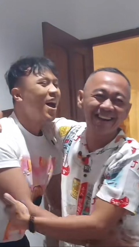 Sempat Berseteru, Ini Momen Food Vlogger Juju dan Bang Madun 'Nyak Kopsah' Damai Pelukan Erat