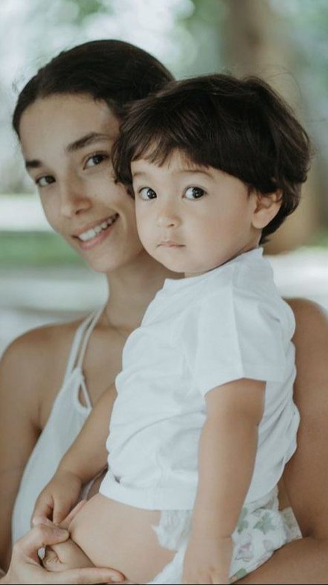 Delapan Potret Baby Aizen, Putra Pertama Erick Iskandar dan Vanessa Lima