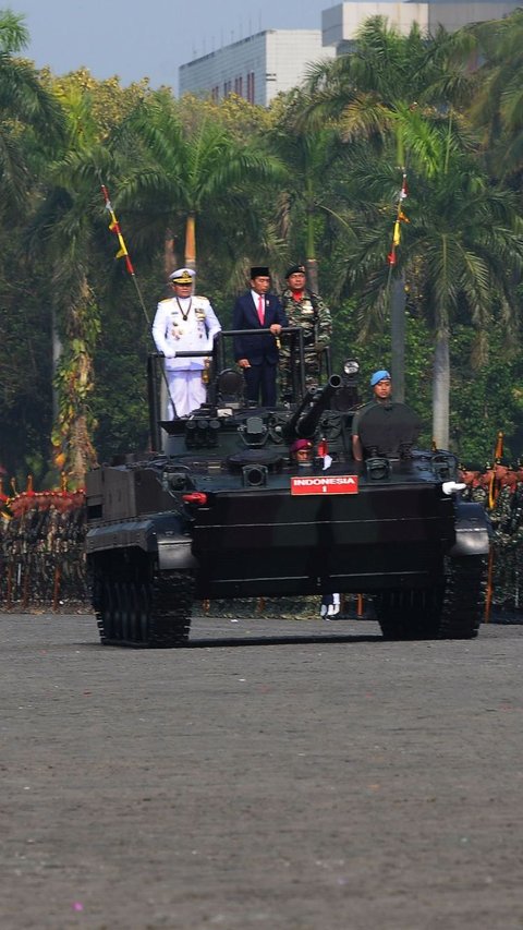 VIDEO: Akmil TNI Beraksi Beri Penghormatan Jokowi, Tongkat Diputar Angin Kencang Benda Berterbangan