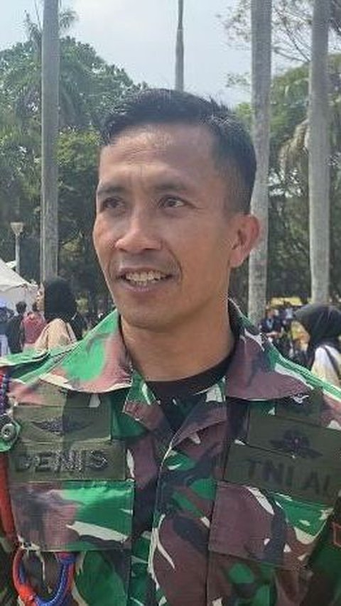 Inilah Sosok Pengibar Bendera saat Terjun Payung di HUT TNI Ke-78