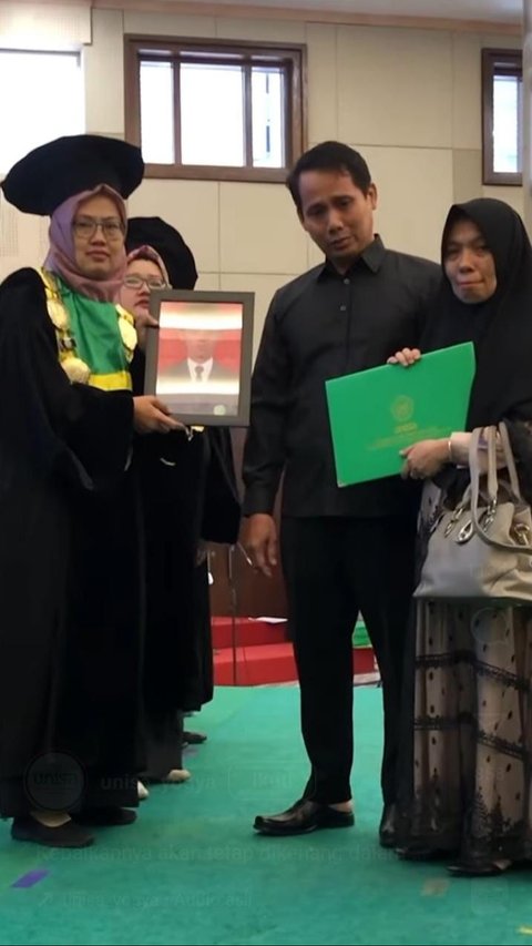 Momen Haru Orang Tua Bawa Foto Anaknya yang Meninggal Akibat Kecelakaan, Wakili Wisuda di UNISA Yogyakarta