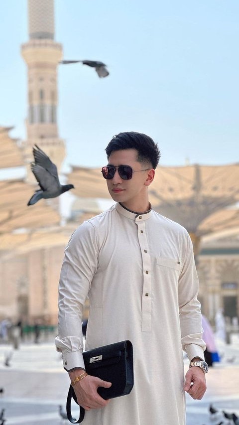 Dikeramas Netizen because Too Stylish during Umrah, See the Difference in Verrell Bramasta's Appearance in Two Different Mosques