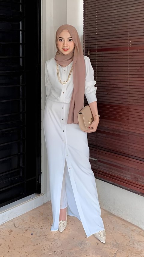 Elegant Styling Idea for Hijabers with Long White Shirt, Let's Try!