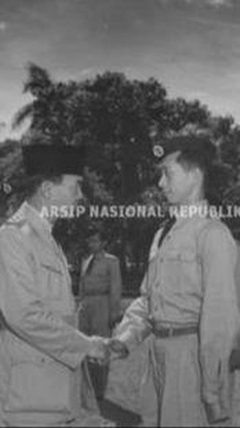 Jarang Terekspose, Potret Bersejarah Pelantikan Taruna Akmil Tahun 1950 oleh Presiden Soekarno