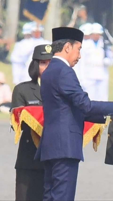 Sosok Kowad Pembawa Baki saat Jokowi Beri Penghargaan ke Jenderal di HUT TNI jadi Sorotan, Kecantikannya jadi Perbincangan