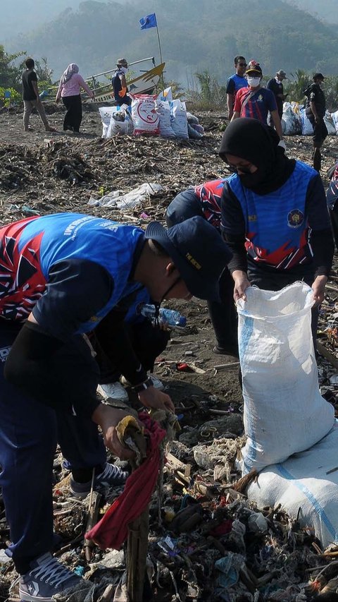 FOTO: Aksi Pandawara Group dan Ratusan Relawan Bersihkan Pantai Cibutun Sukabumi yang Penuh Sampah