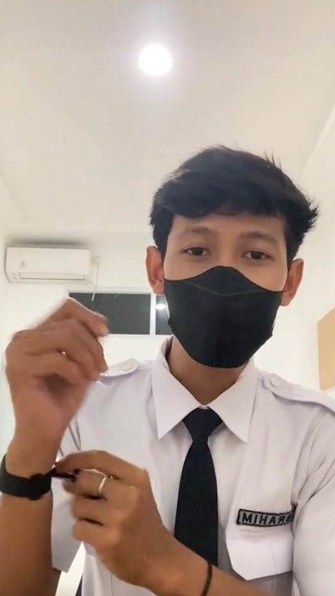 Viral Masinis bak Anak Sekolah, Potretnya saat Lepas Masker Jadi Sorotan Warganet