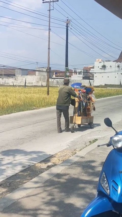 Viral Momen Pilu Kakek Penjual Perabotan Ingin Tukar Sendoknya Demi Sesuap Nasi, Endingnya...