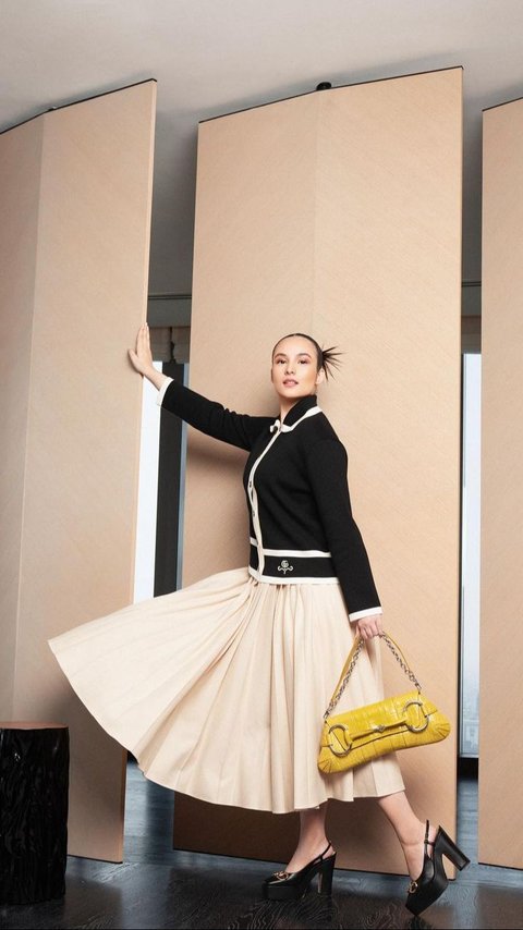 Simpel Outfit dengan Nuansa Mahal, Lihat Style Chelsea Islan
