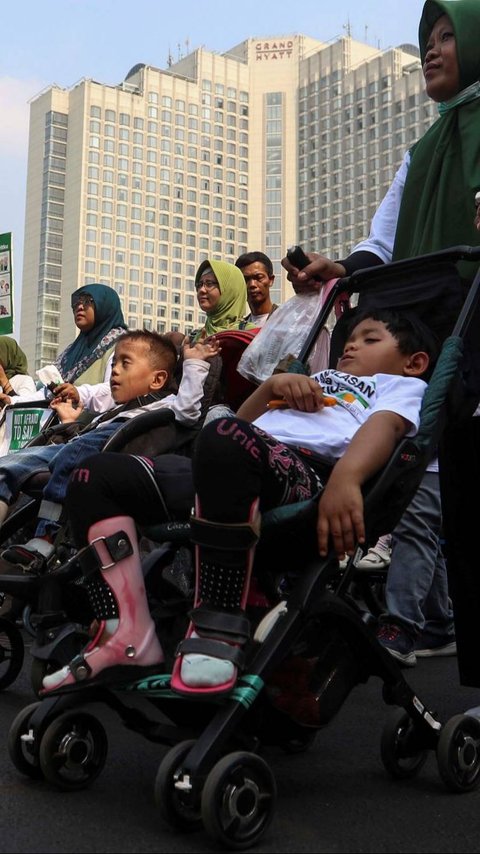 FOTO: Antusiasme Anak-Anak Pengidap Celebral Palsy Ikut Kampanye di Car Free Day