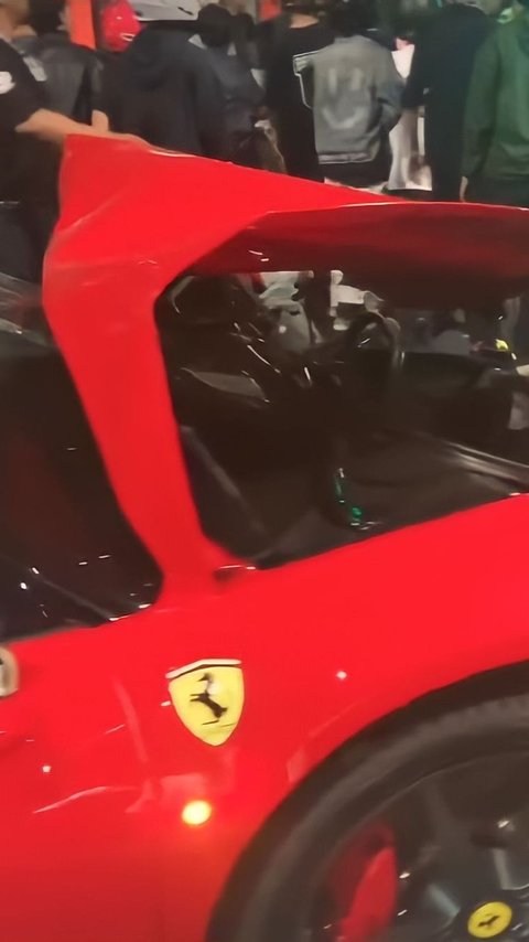Duarr! Ferrari Seruduk 5 Kendaraan di Traffic Light Senayan, Pelaku Dikeramas Warga
