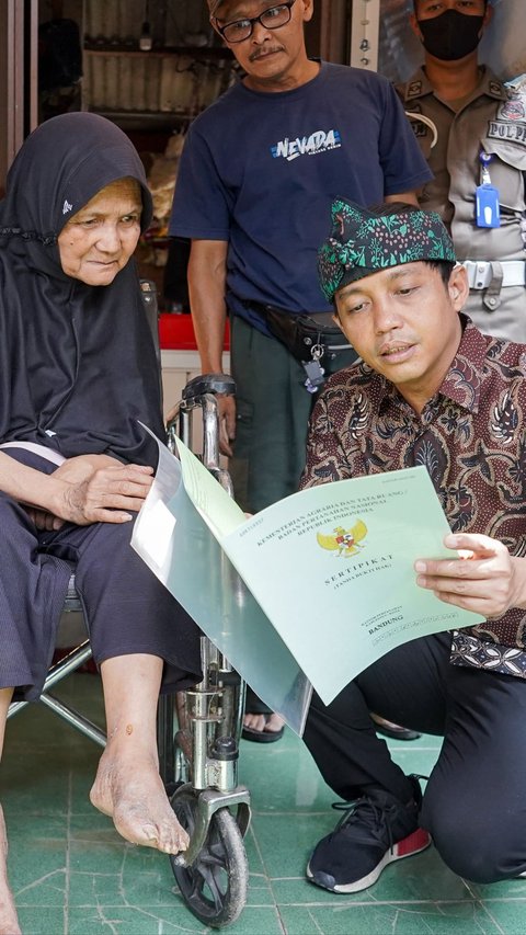 Pastikan Proses Bebas Pungli, Wamen Raja Juli Serahkan Sertifikat Door to Door di Bandung