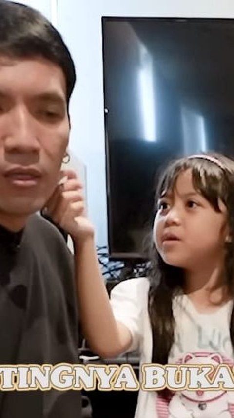 Momen Miskha Anak Desta Copot Anting Sang Ayah 'Jelek, Enggak Kaya Orang Islam'