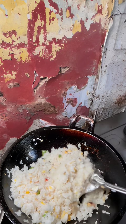 Mencicipi Nasi Goreng Miskin di Karawang, Harganya Hanya Rp5 Ribu per Porsi