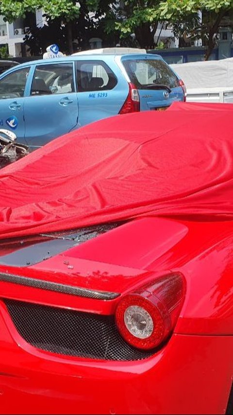 VIDEO: NGERI! Ferrari Merah Seruduk Lima Kendaraan di Senayan, Begini Kondisinya