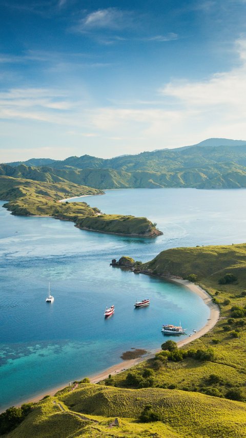 Pemandangan Terindah Saat Landing Pesawat Ada di Bandar Udara Komodo, Setuju?