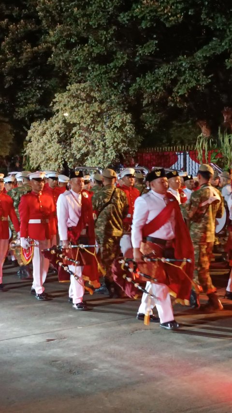 Didampingi SBY dan Prabowo, Jokowi Saksikan Defile TNI