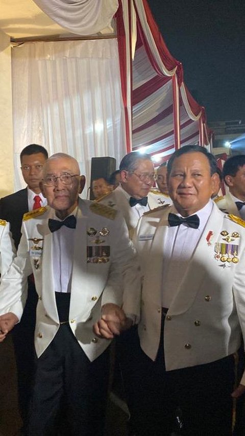 Momen Mantan Panglima ABRI Tri Sutrisno Gandeng Jenderal TNI dan Eks Danjen Kopassus