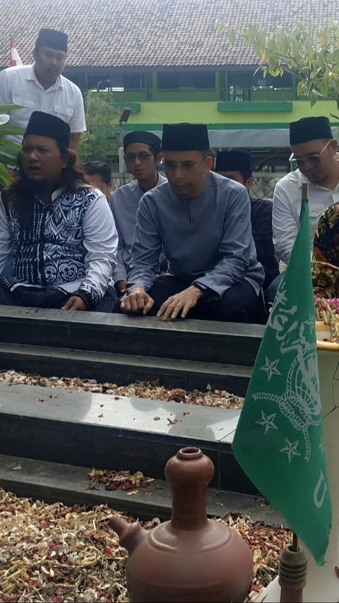 Tim Pemenangan Ganjar-Mahfud Ziarahi Makam Kakek Buyut Cak Imin