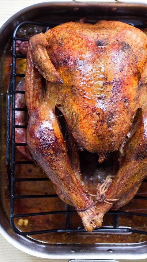 How To Smoke A Turkey: Easy Recipe And Tips For Beginners
