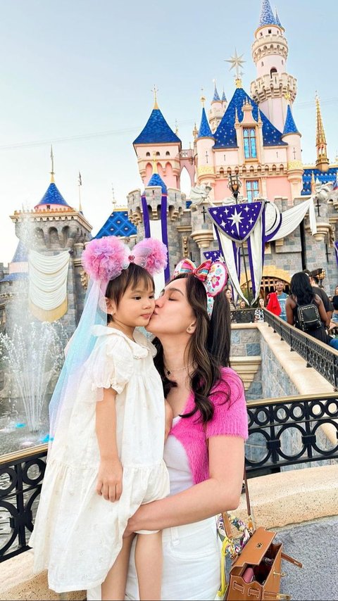 Potret Seru Shandy Aulia dan Putrinya Keliling Disneyland di Berbagai Negara