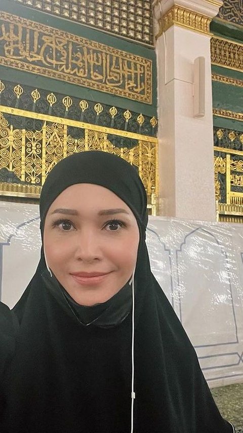 Maia Estianty's Story Suddenly Became the Guide for 17 Emak-emak Pilgrims, No One Recognized Her