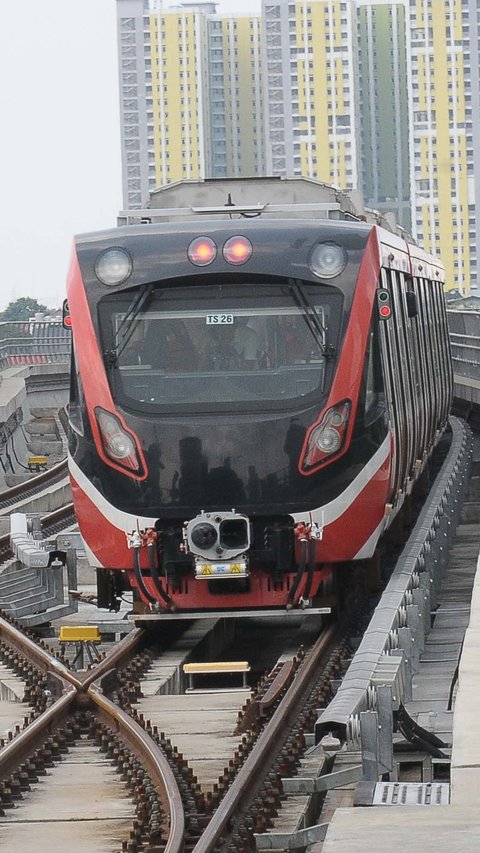 Sensasi Naik LRT Kebanggaan Jokowi