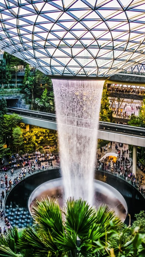 Rasakan Sensasi Alam yang Bercampur Teknologi Modern di Terminal 2 Changi Airport