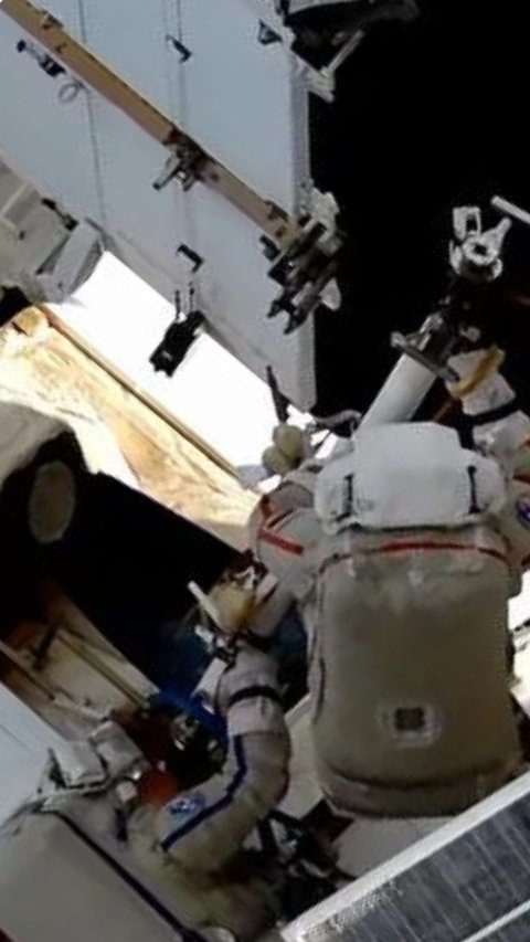 Sedang Perbaiki Radiator di Stasiun Luar Angkasa, Dua Astronot Ini Kaget Ada Lubang Misterius Ditemukan
