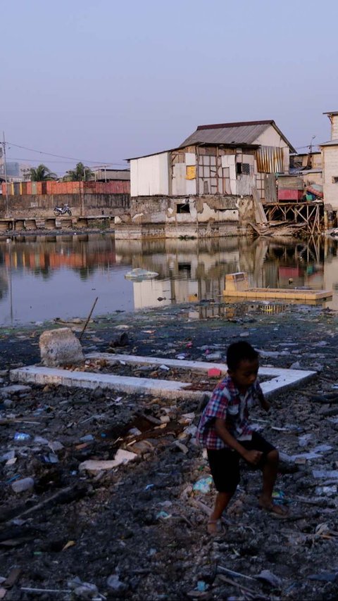 FOTO: Kemarau Panjang Surutkan Banjir Puluhan Tahun di Kampung Apung Jakarta, Makam-Makam Tua Bermunculan