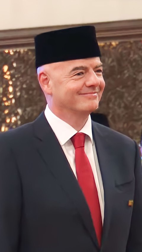 Portrait of FIFA President Gianni Infantino Wearing a Traditional Indonesian Cap while Meeting President Jokowi at the Palace